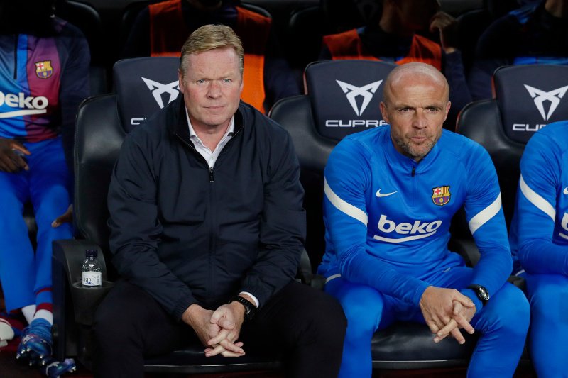 Alfred Schreuder en Ronald Koeman op de bank bij FC Barcelona