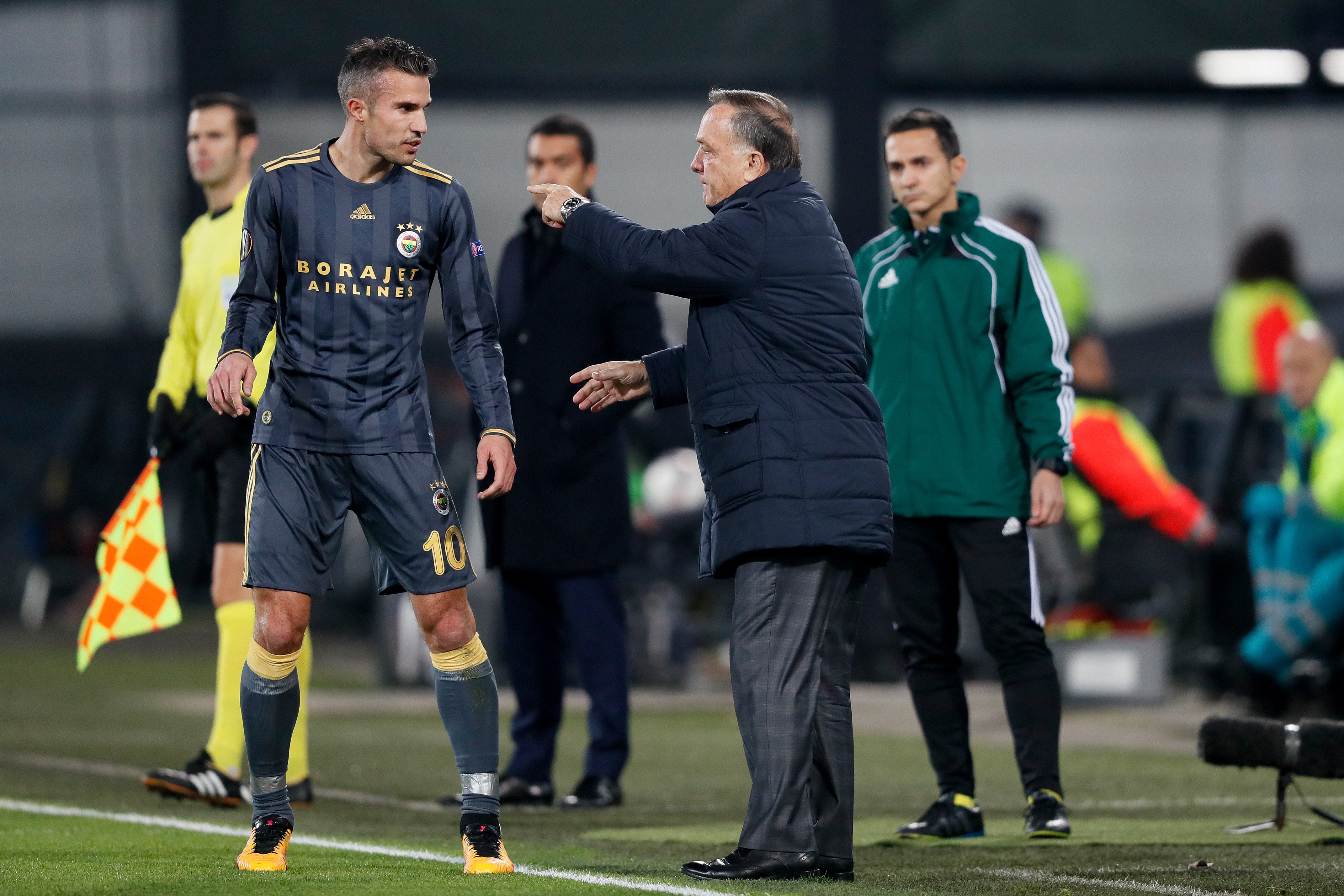 Advocaat coachend naar Van Persie