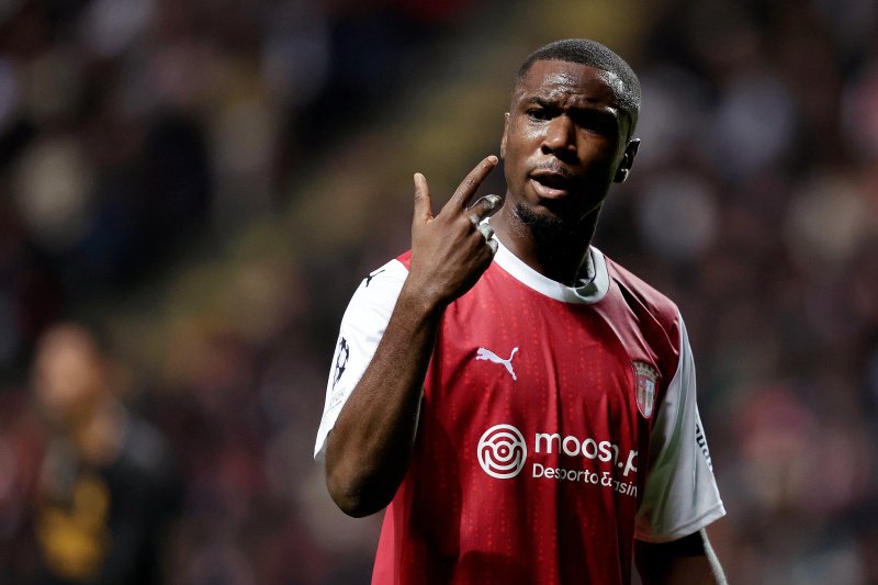 Sikou Niakaté in actie voor SC Braga tijdens een Europese wedstrijd.