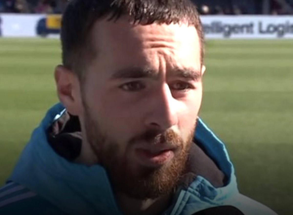 Orkun Kökçü spreekt zich uit over zijn toekomst, gekleed in Feyenoord-jasje.