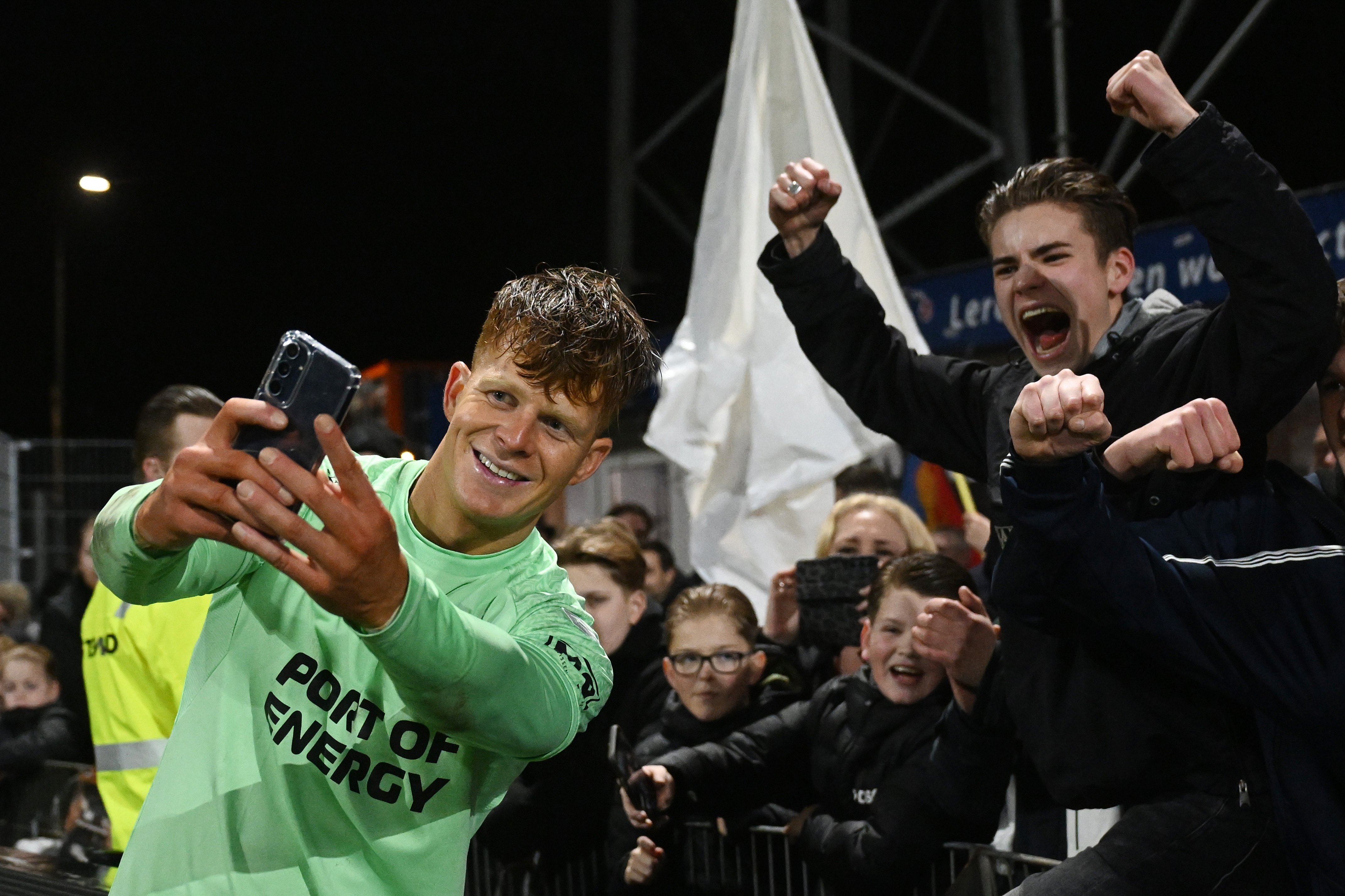 Telstar leeft in de regio. Ronald Koeman junior maakt selfies met de fans. De zoon van hoopt met Telstar ten koste van AZ de finale van de KNVB beker te bereiken.