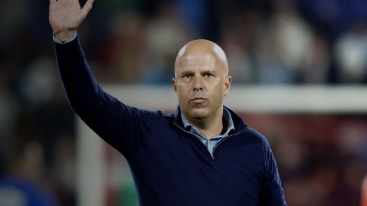 Johan Derksen ziet Arne Slot als de ideale opvolger van John Heitinga bij Ajax.
