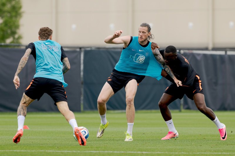 In clips van de Oranje-training ziet men extreem fanatieke duels tussen Lutsharel Geertruida en Wout Weghorst
