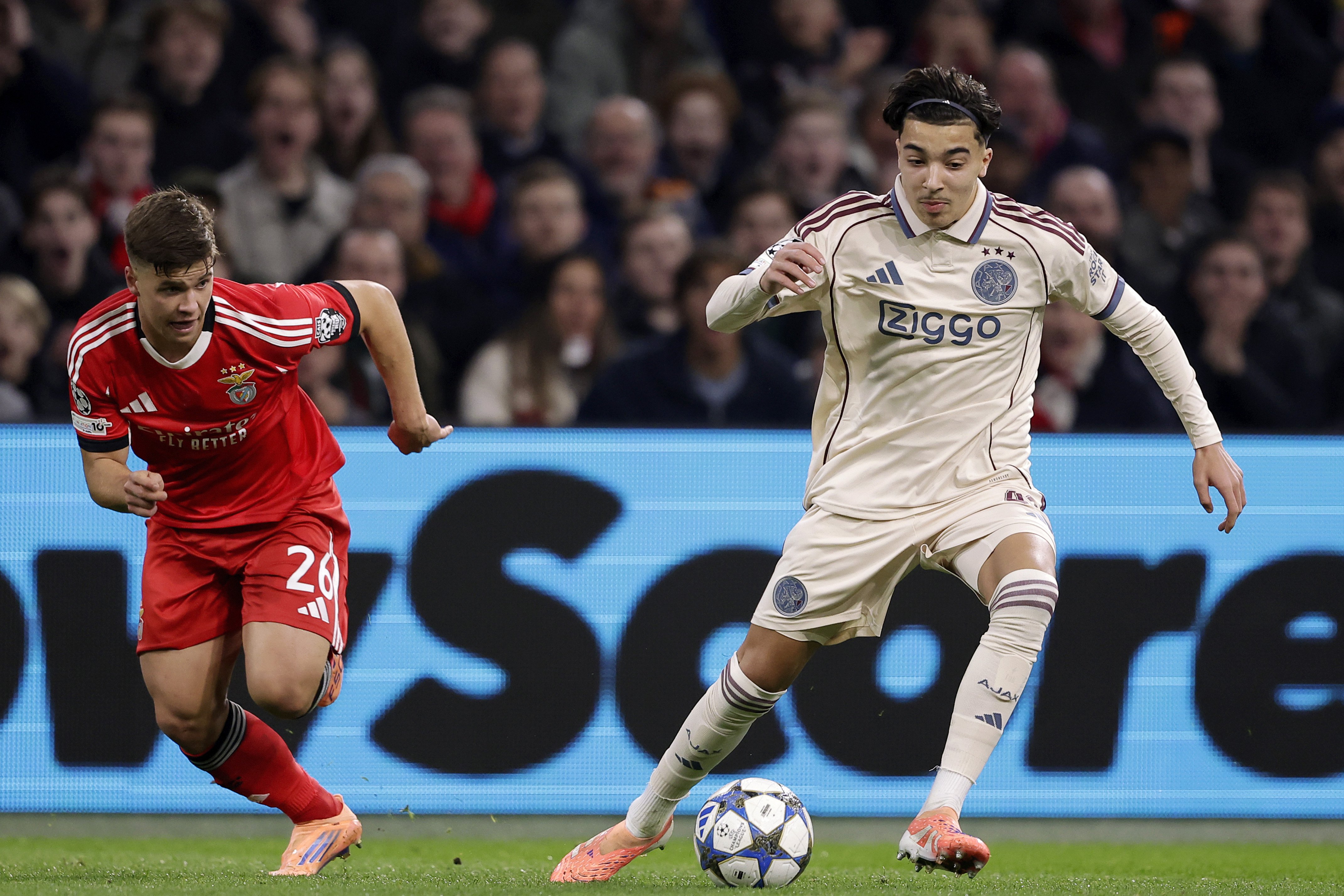 Rayane Bounida in actie tegen Benfica. De jonge Belg was een van de weinige Ajax-spelers die het publiek weer even liet geloven in beter voetbal.