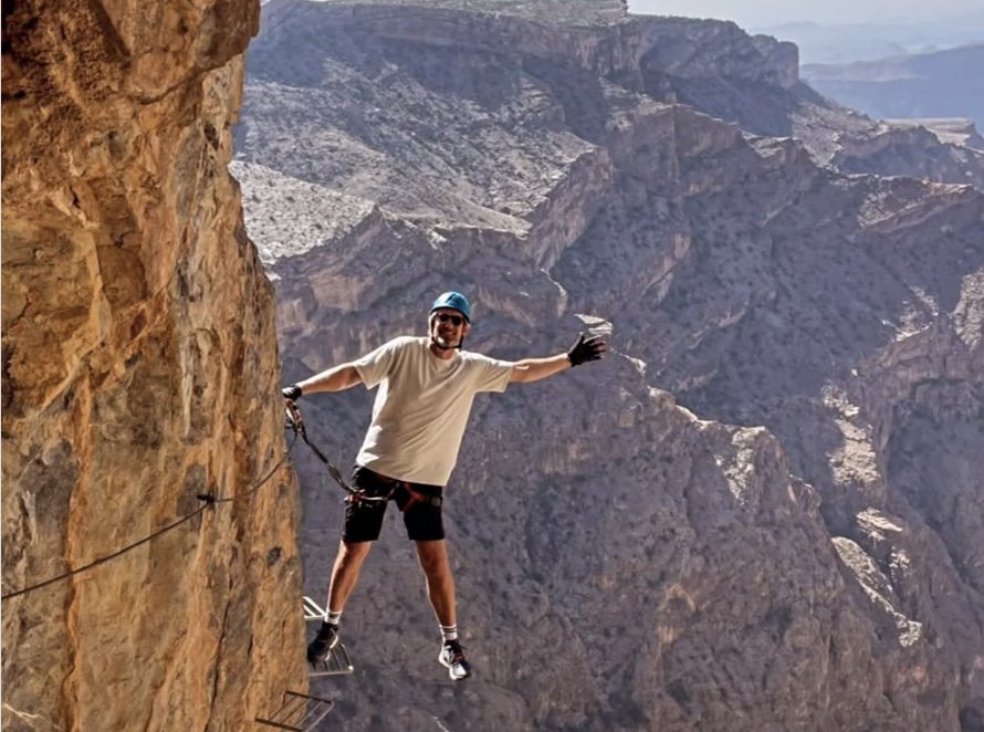 Edwin van der Sar tijdens een bergbeklimming in Djabal Achdar (Oman), waar hij samen met zijn gezin het jaar 2025 avontuurlijk afsluit.