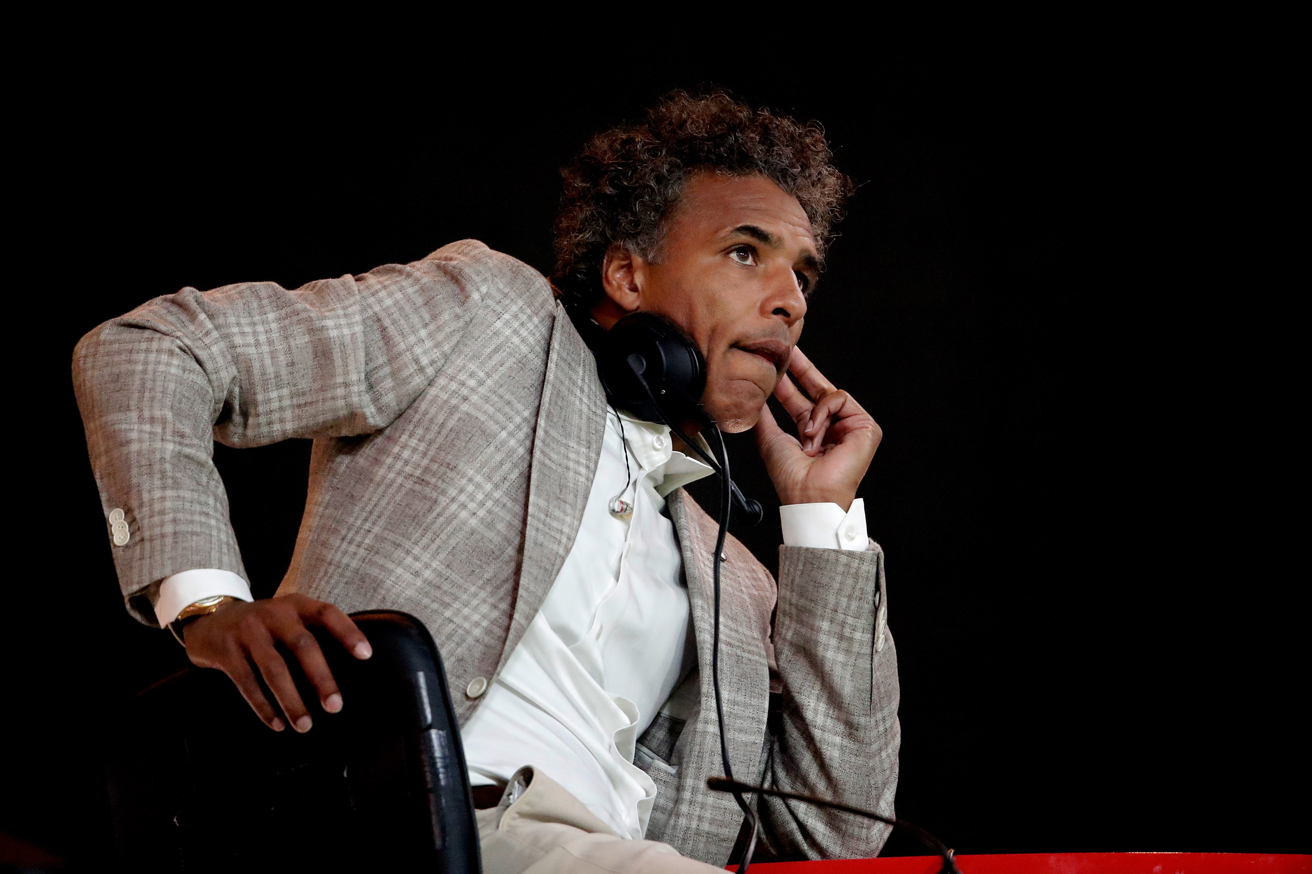 Pierre van Hooijdonk is als adviseur betrokken bij NAC, maar zijn rol staat intern ter discussie.