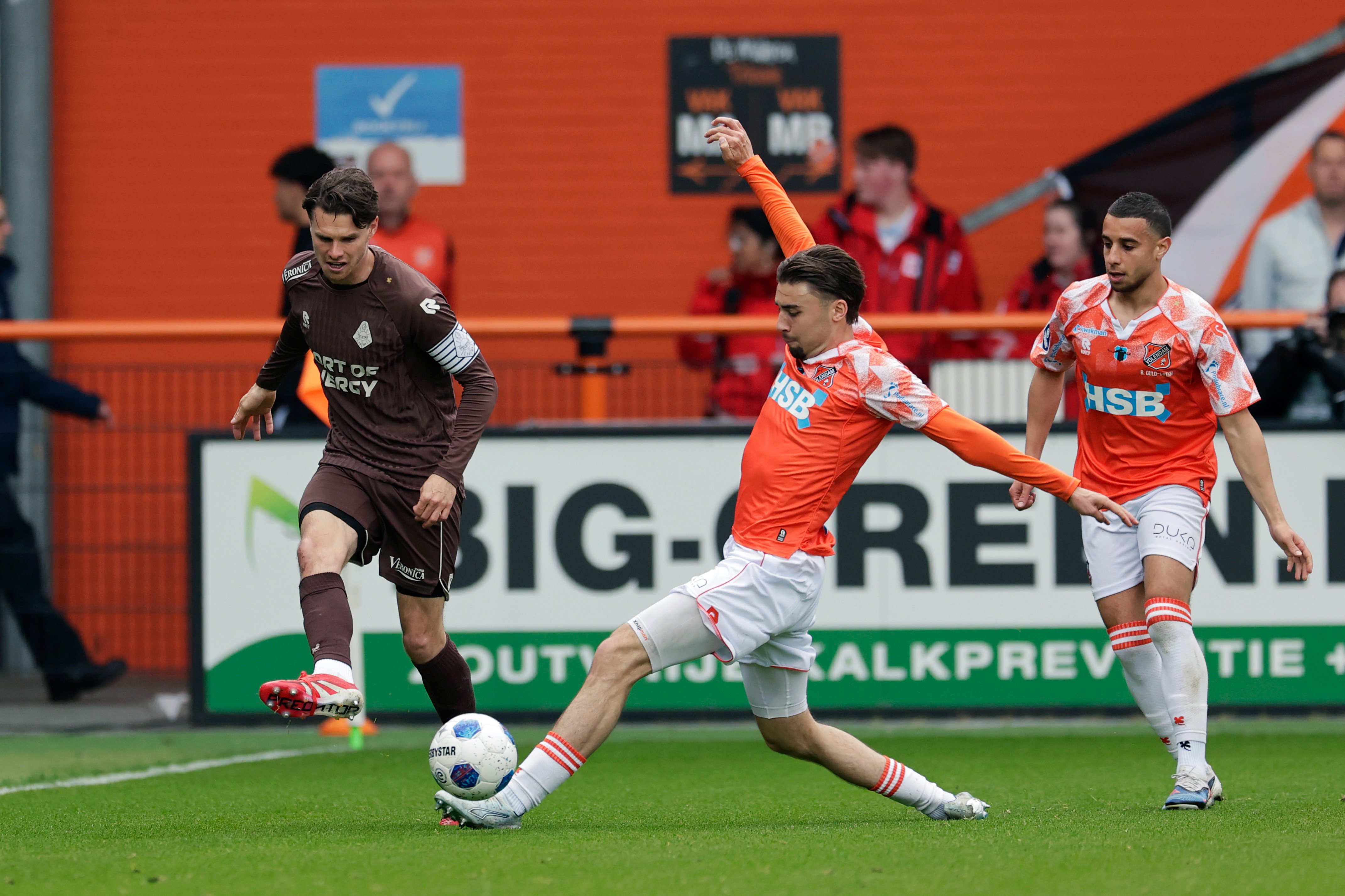 Koeman Jr. schrijft Eredivisie-geschiedenis met beslissende penalty voor Telstar