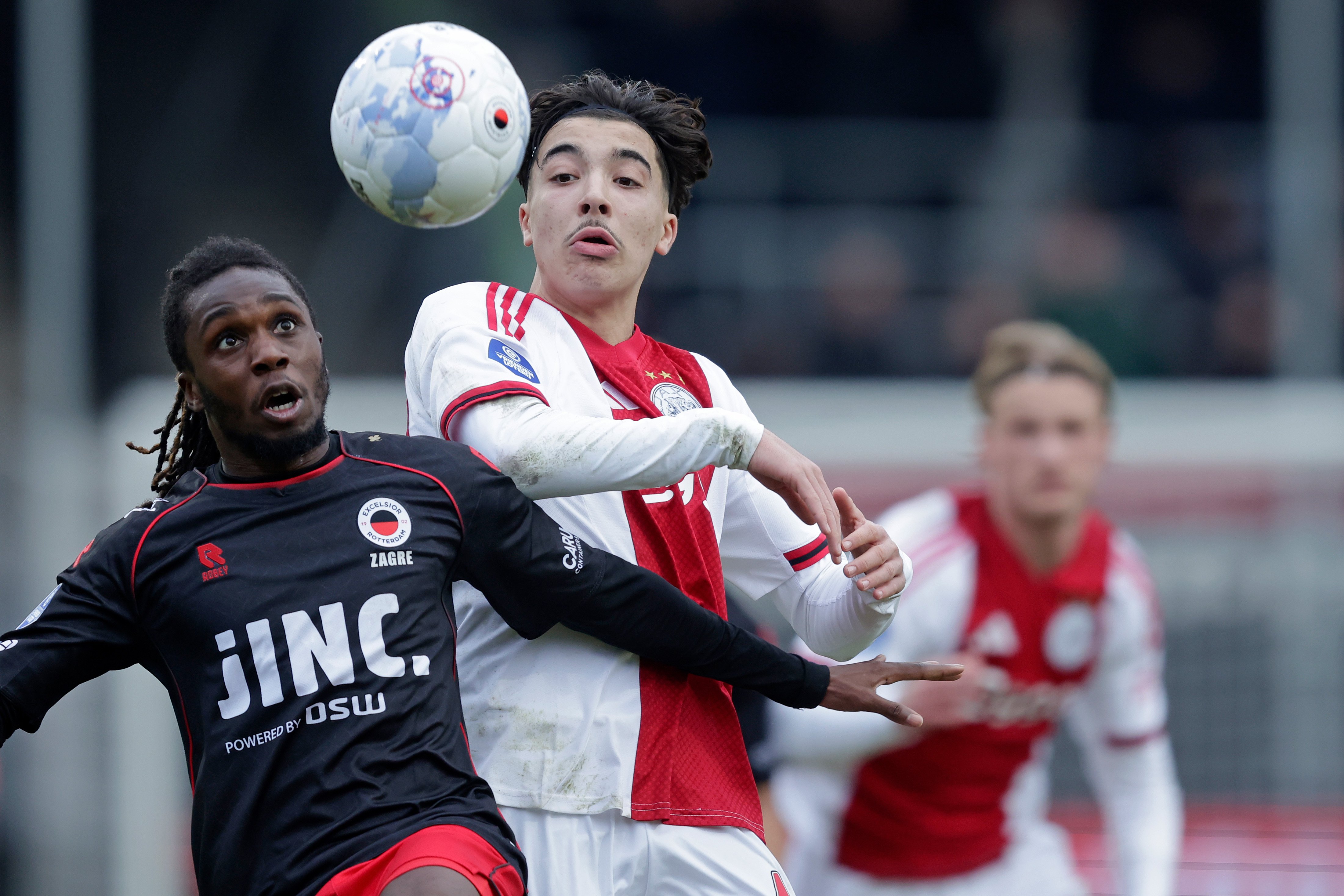 Arthur Zagre (Excelsior) en Rayane Bounida (Ajax) tijdens het duel tussen Excelsior en Ajax.
