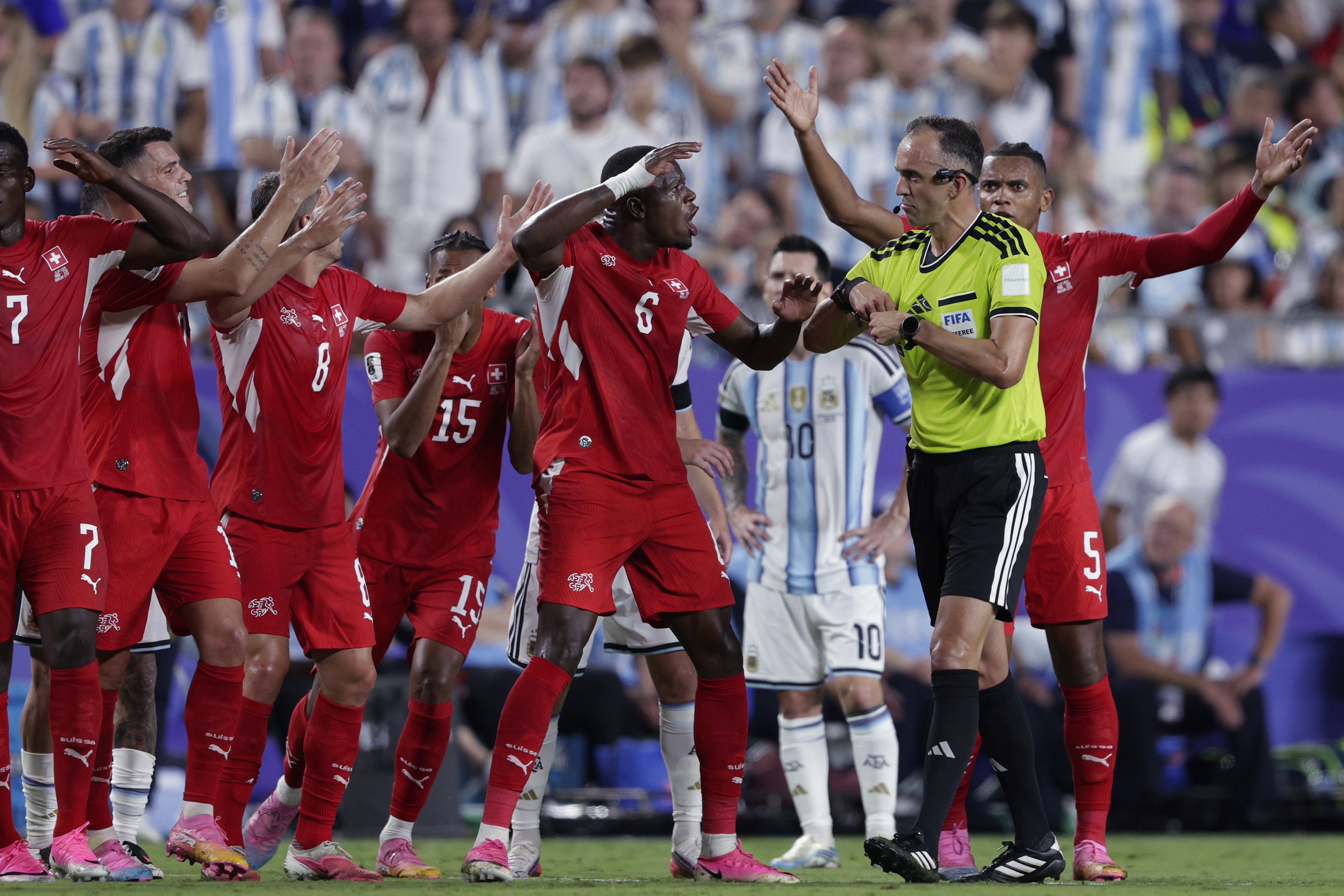 Breel Embolo verlaat zichtbaar aangeslagen het veld nadat hij na VAR-ingrijpen zijn tweede gele kaart en daarmee rood kreeg tegen Argentinië.
