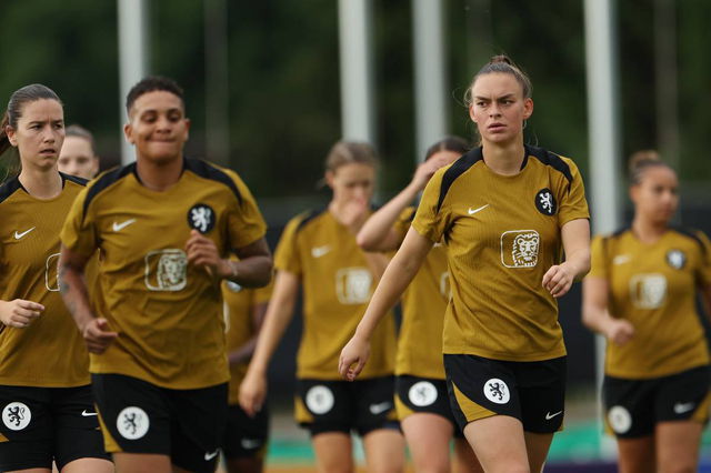 Oranje Leeuwinnen in training voor eerste wedstrijd WEURO 2025