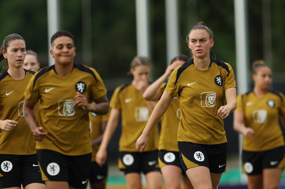 Oranje Leeuwinnen in training voor eerste wedstrijd WEURO 2025