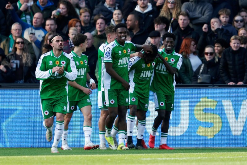 Feyenoord achter in rust: fans eisen vertrek Van Persie