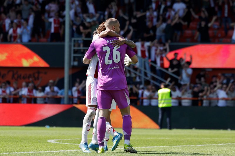 Paes bezorgt Ajax alsnog Europees voetbal na penaltydrama