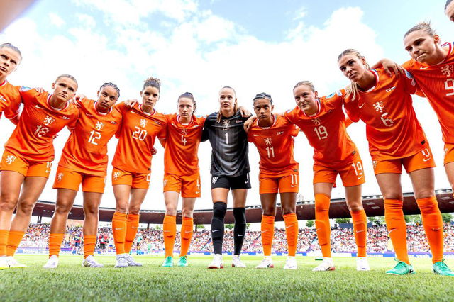 Oranje vrouwen voorafgaand aan de wedstrijd