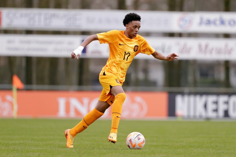 Jivayno Zinhagel in actie voor jeugdelftal Oranje