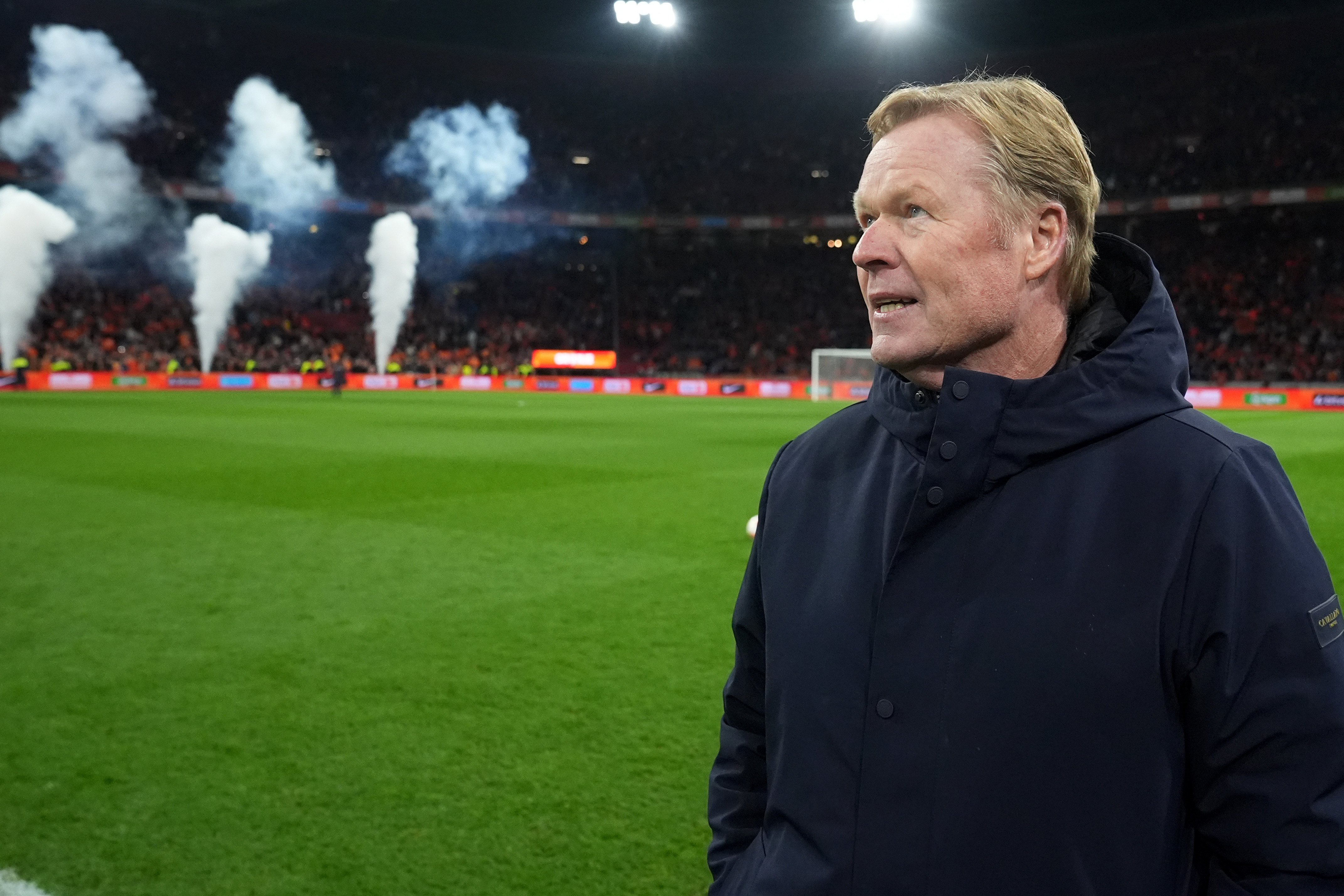 Koeman langs de lijn met Oranje