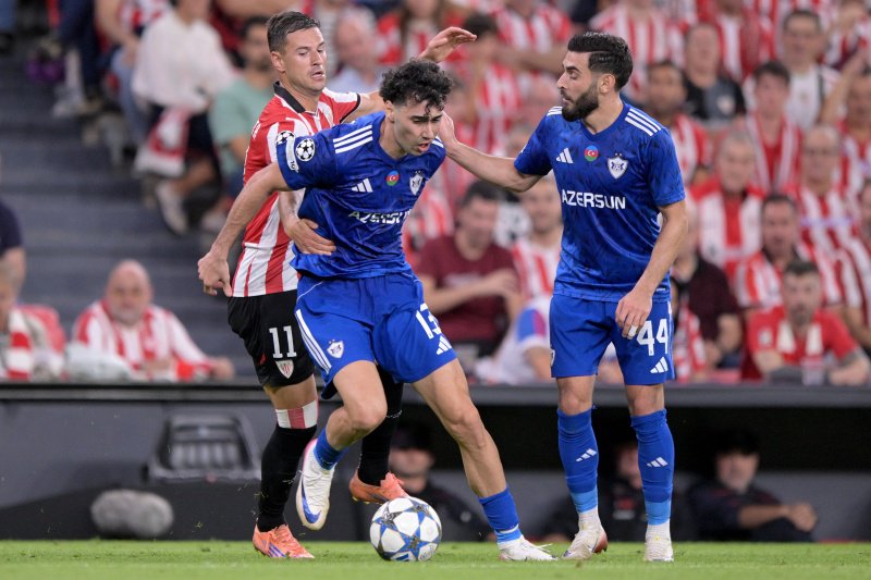 Een speler van Qarabag in duel tijdens het Champions League duel met Athletic Club