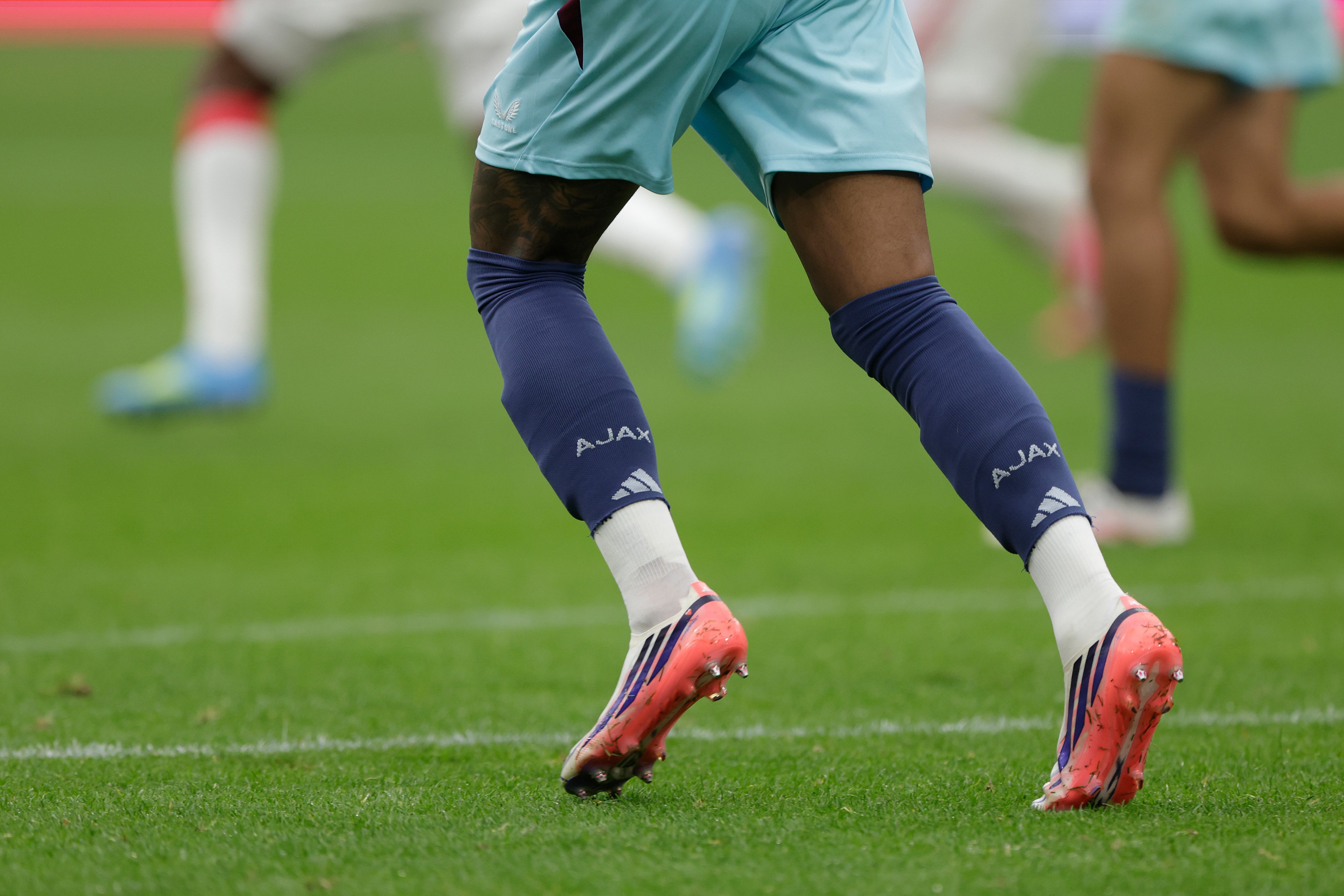 Burnley speelde tegen Ajax met afgeknipte Ajax-kousen nadat de Engelse club zonder geschikte sokken naar de Johan Cruijff ArenA was afgereisd.