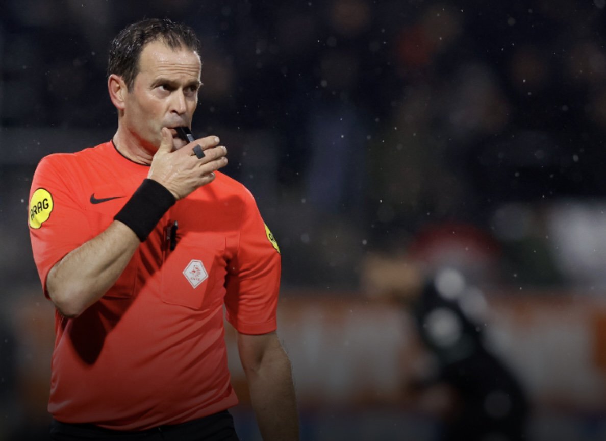 Opvallend moment: Bas Nijhuis jaagt zelf een spreekkoor over zijn moeder aan op de Zwarte Cross.