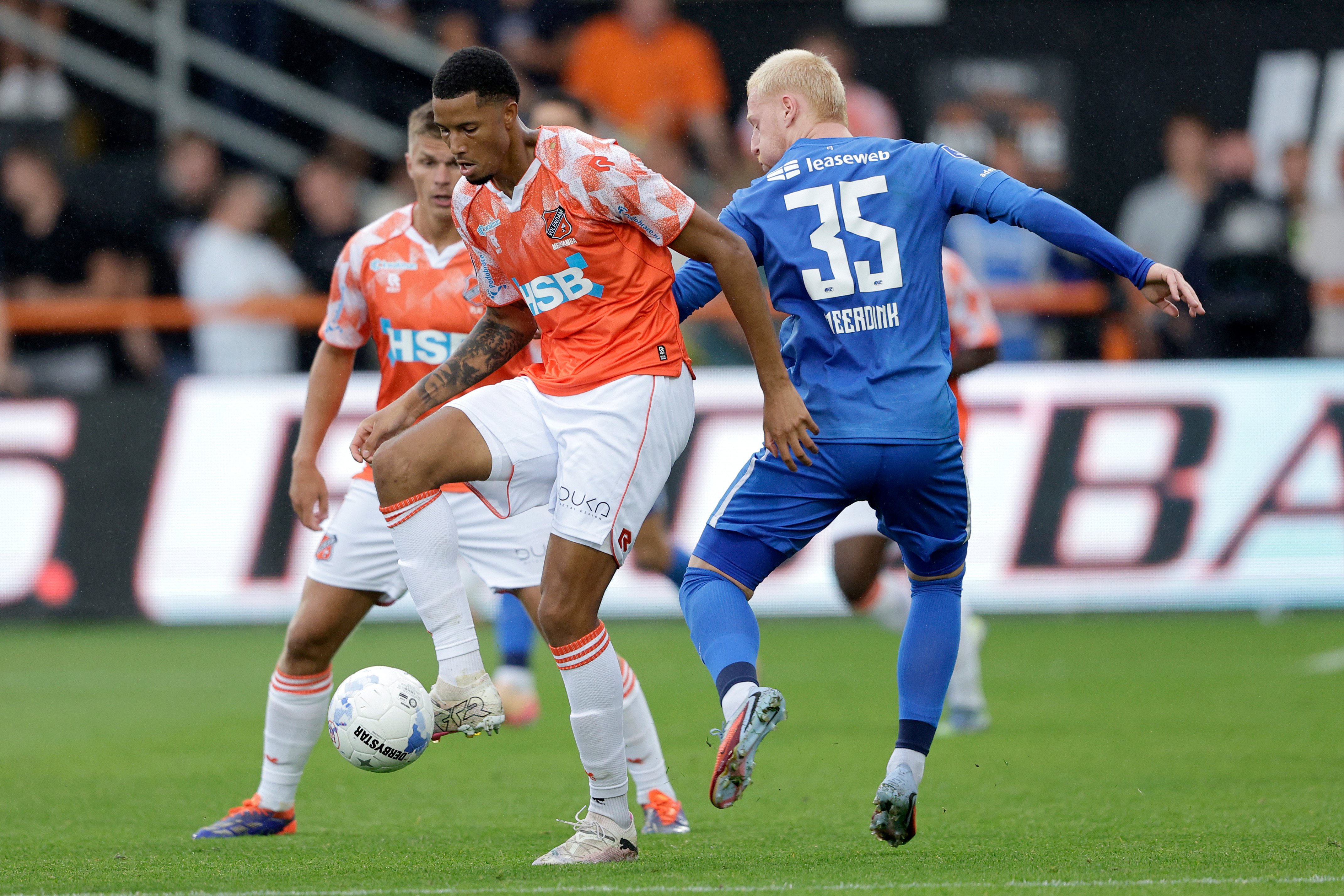 Xavier Mbuyamba in actie tegen AZ
