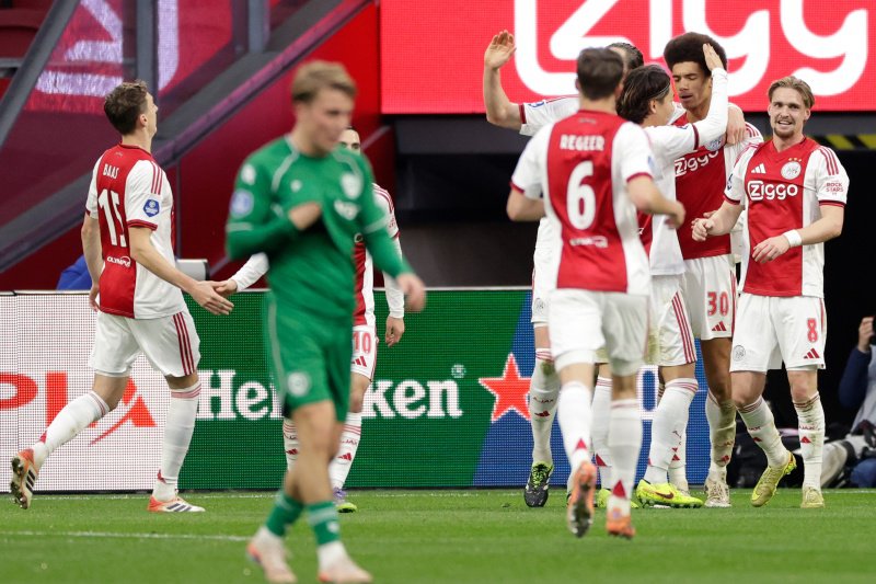 Steur opnieuw basisspeler, Taylor reserve in mogelijk afscheidsduel Ajax