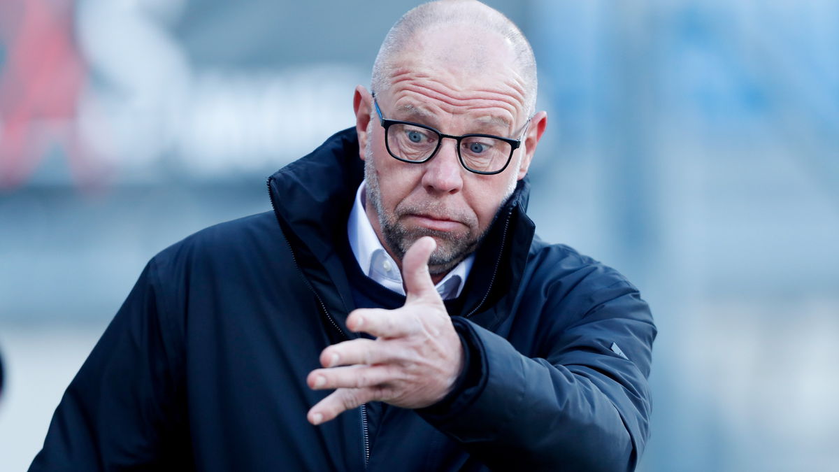 Fred Grim aan de zijlijn als interim-trainer van Ajax, geconcentreerd en vol vertrouwen tijdens een van zijn eerste wedstrijden.