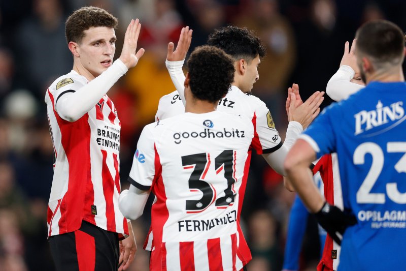 Debutanten bezorgen lichtpunten terwijl PSV moeizaam GVVV wegveegt met 3-0