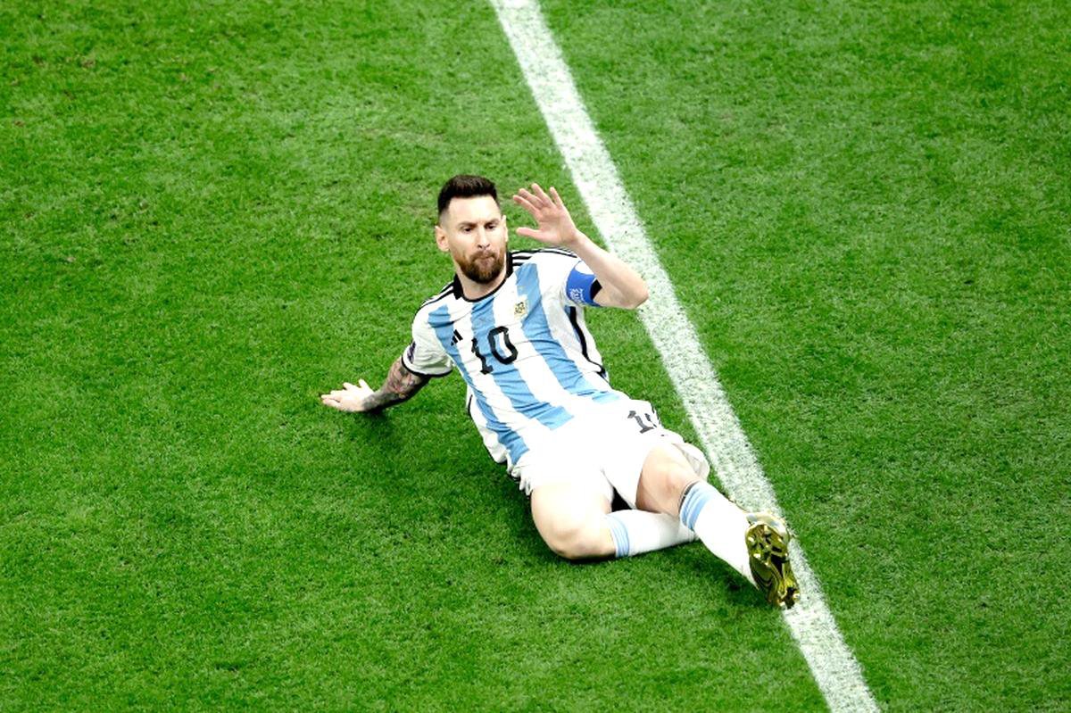 Lionel Messi zit op het gras na een actie voor Argentinië. Inmiddels speelt de wereldkampioen in de Verenigde Staten, waar hij met afstand de best betaalde speler is in de Major League Soccer.