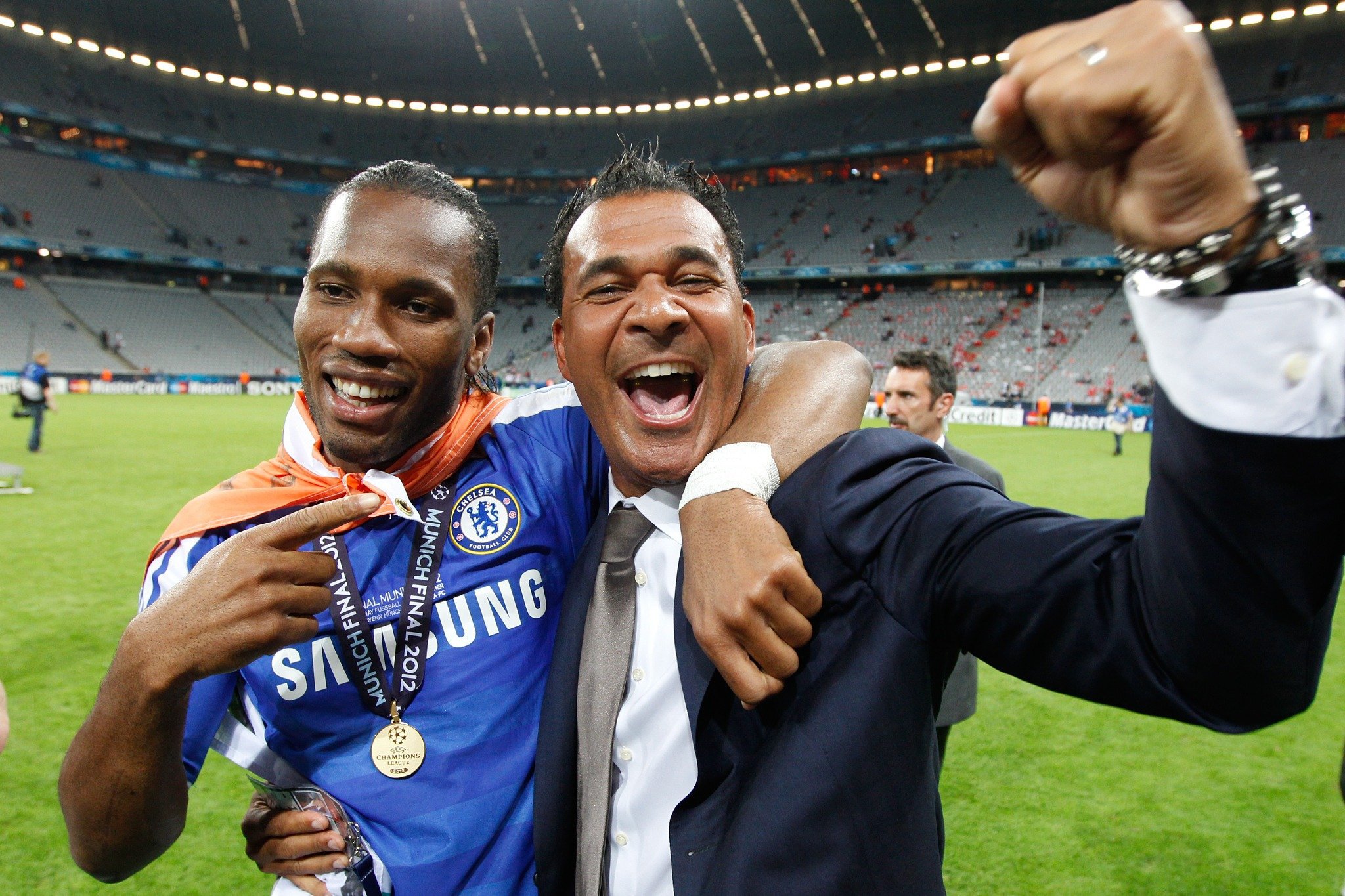 Oud-Chelsea speler Ruud Gullit met Didier Drogba