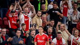 Ajax supporters in het uitvak komen met 'schitterend' spandoek