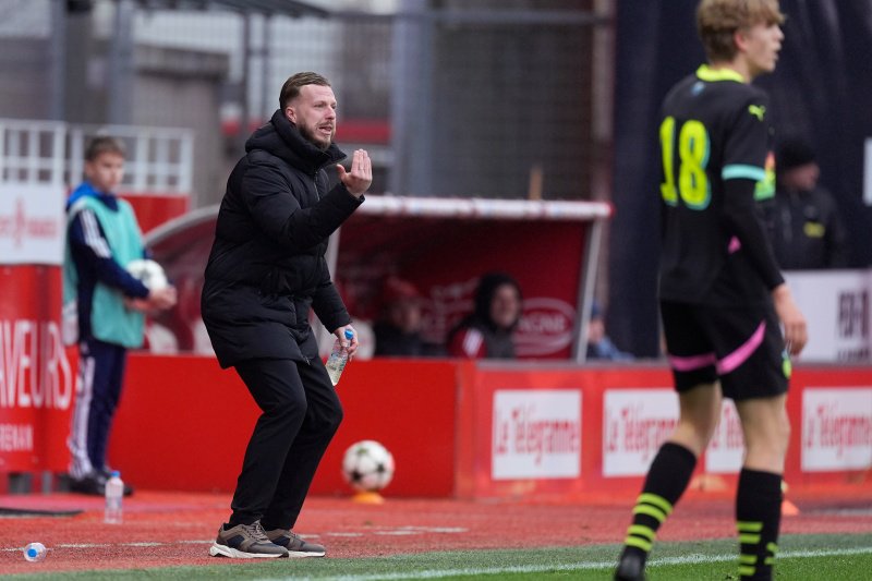 Vincent Heilmann langs de zijlijn voor PSV-jeugd