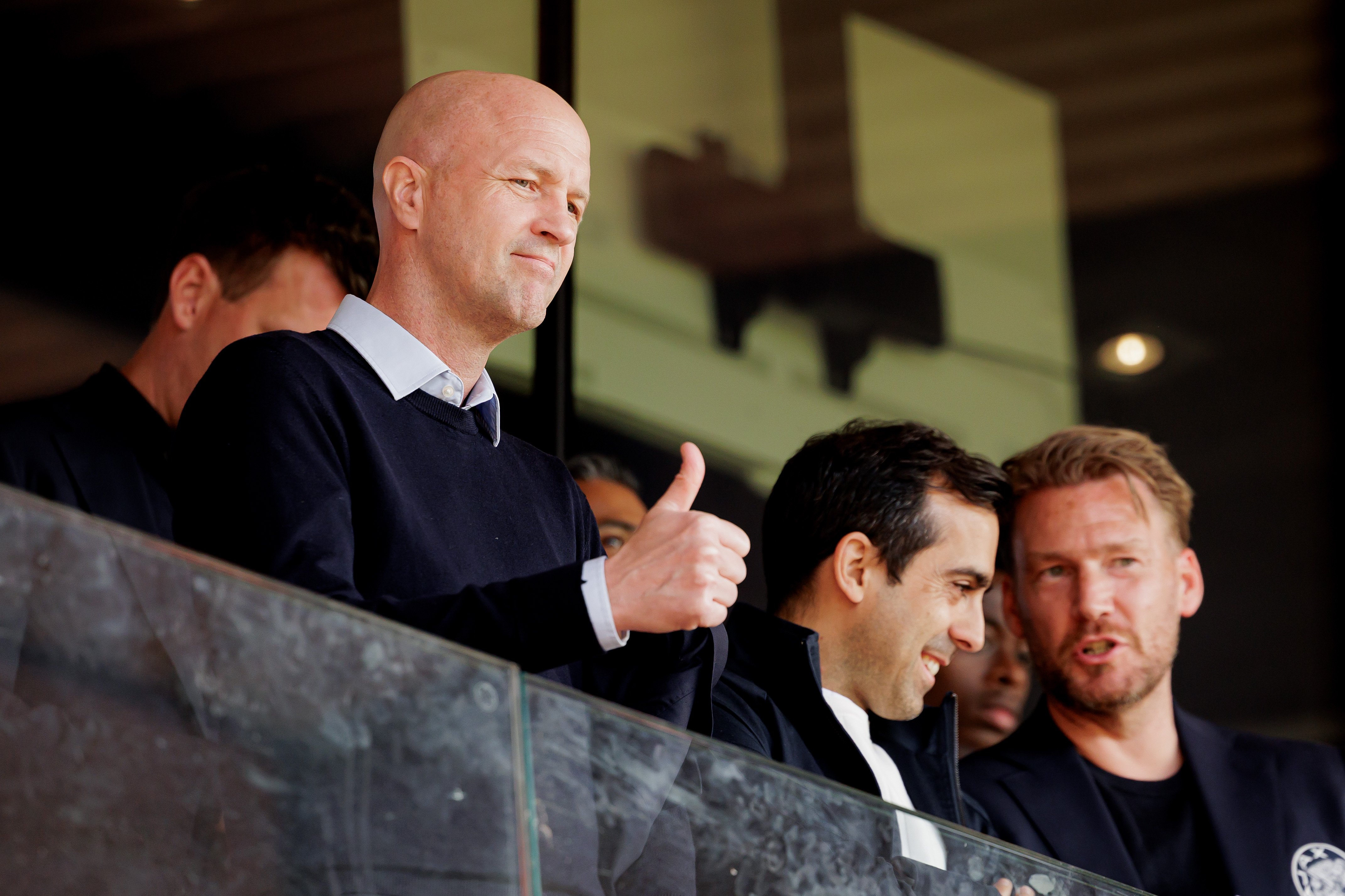 Jordi Cruijff steekt zijn duim op vanaf de tribune. De technisch directeur van Ajax werkt achter de schermen aan meerdere belangrijke transferdossiers voor komend seizoen.