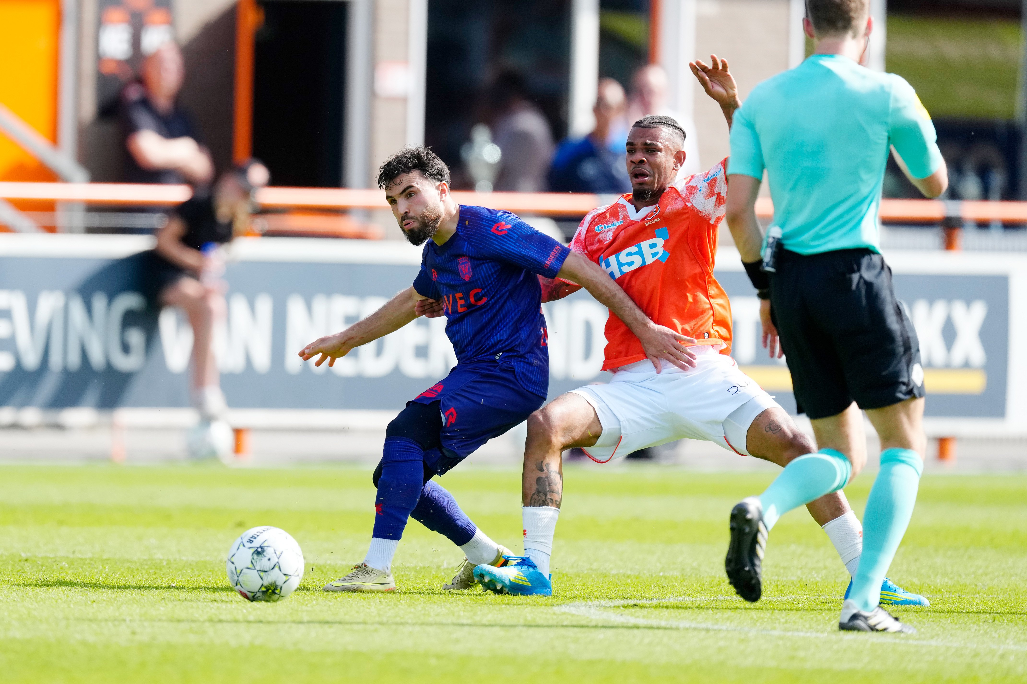 Mounir El Allouchi in een duel tijdens de wedstrijd