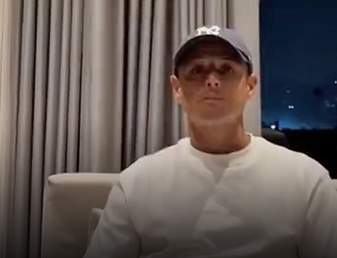 Javier Hernández deelt zijn mening in een zelf opgenomen video.