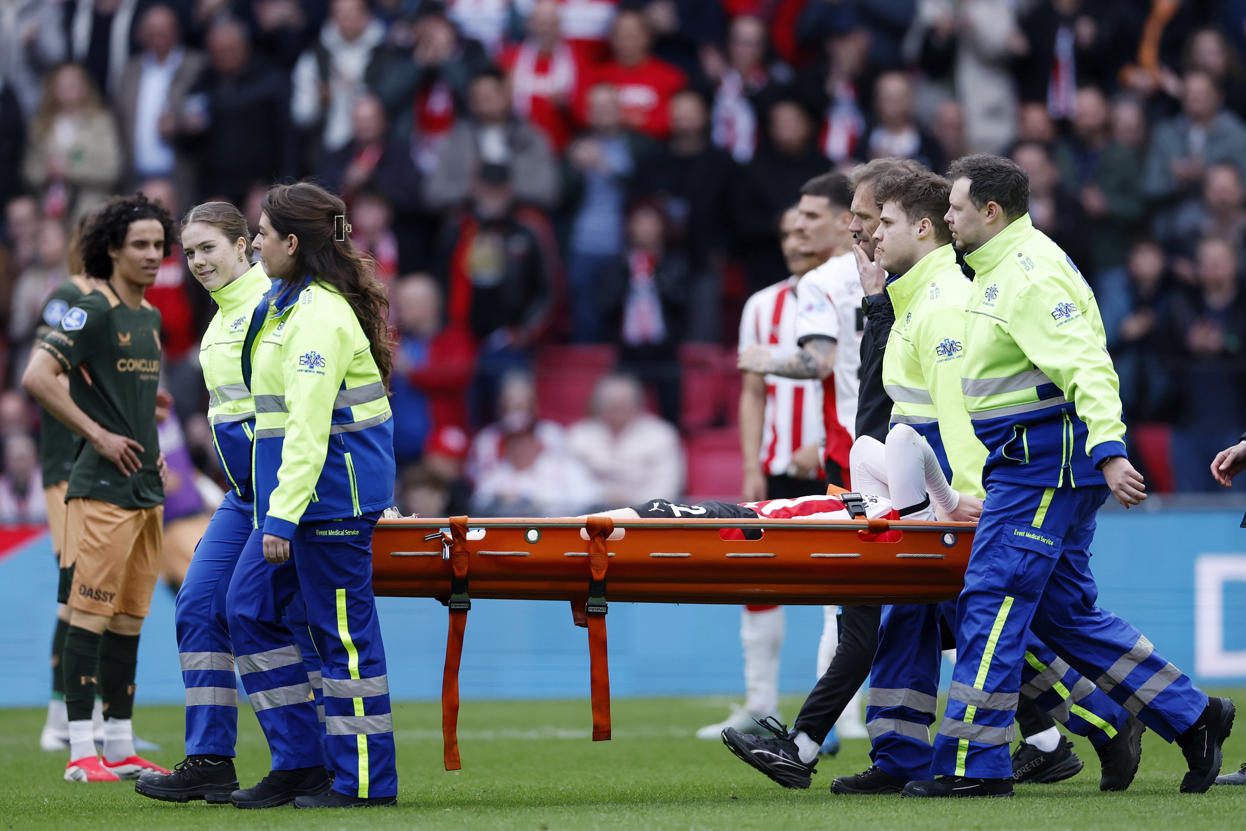 Schouten gaat er met brancard vanaf