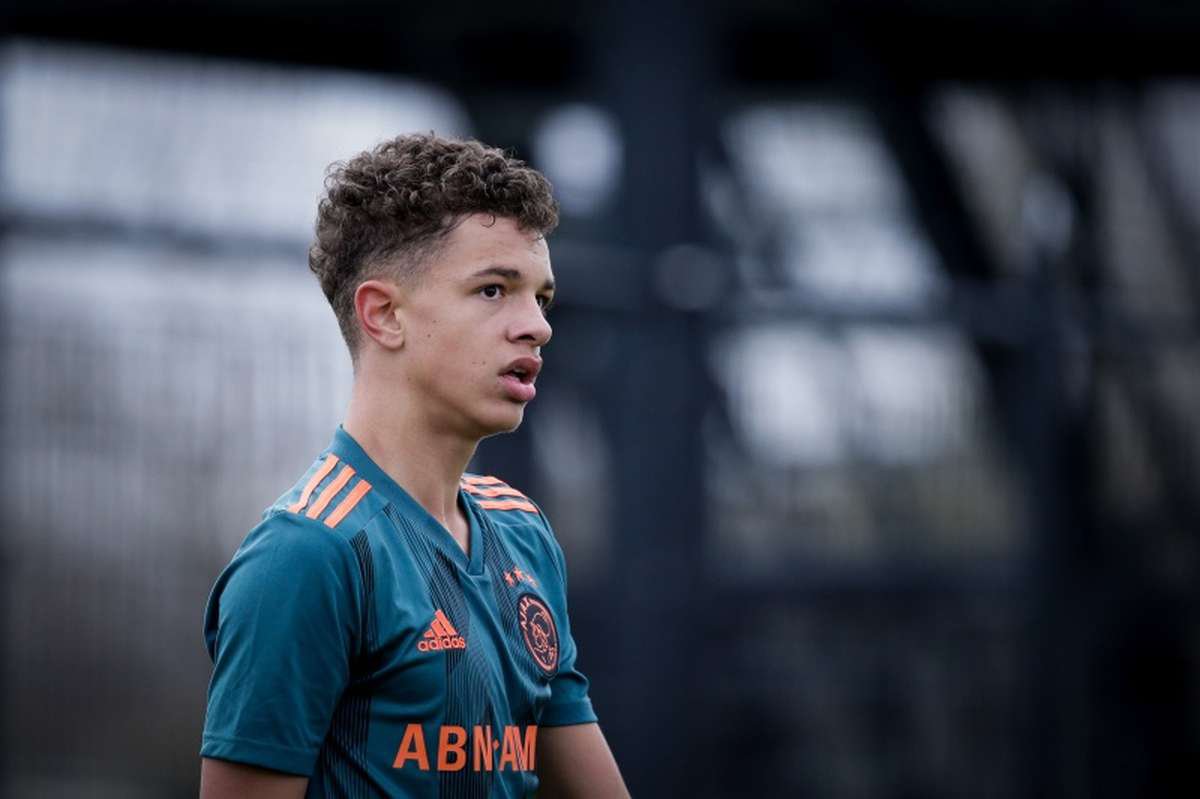 Skye Vink in actie bij Ajax: De zoon van oud-Ajacied Marciano Vink wil in zijn vaders voetsporen treden en werkt hard aan zijn doorbraak in Amsterdam.