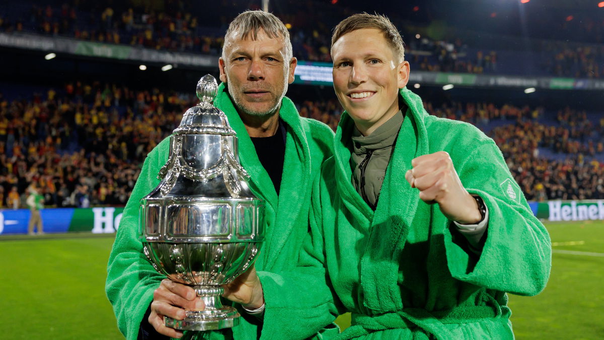 Tristan Berghuis viert de KNVB Beker-winst met Go Ahead Eagles, samen met zijn vader (links)