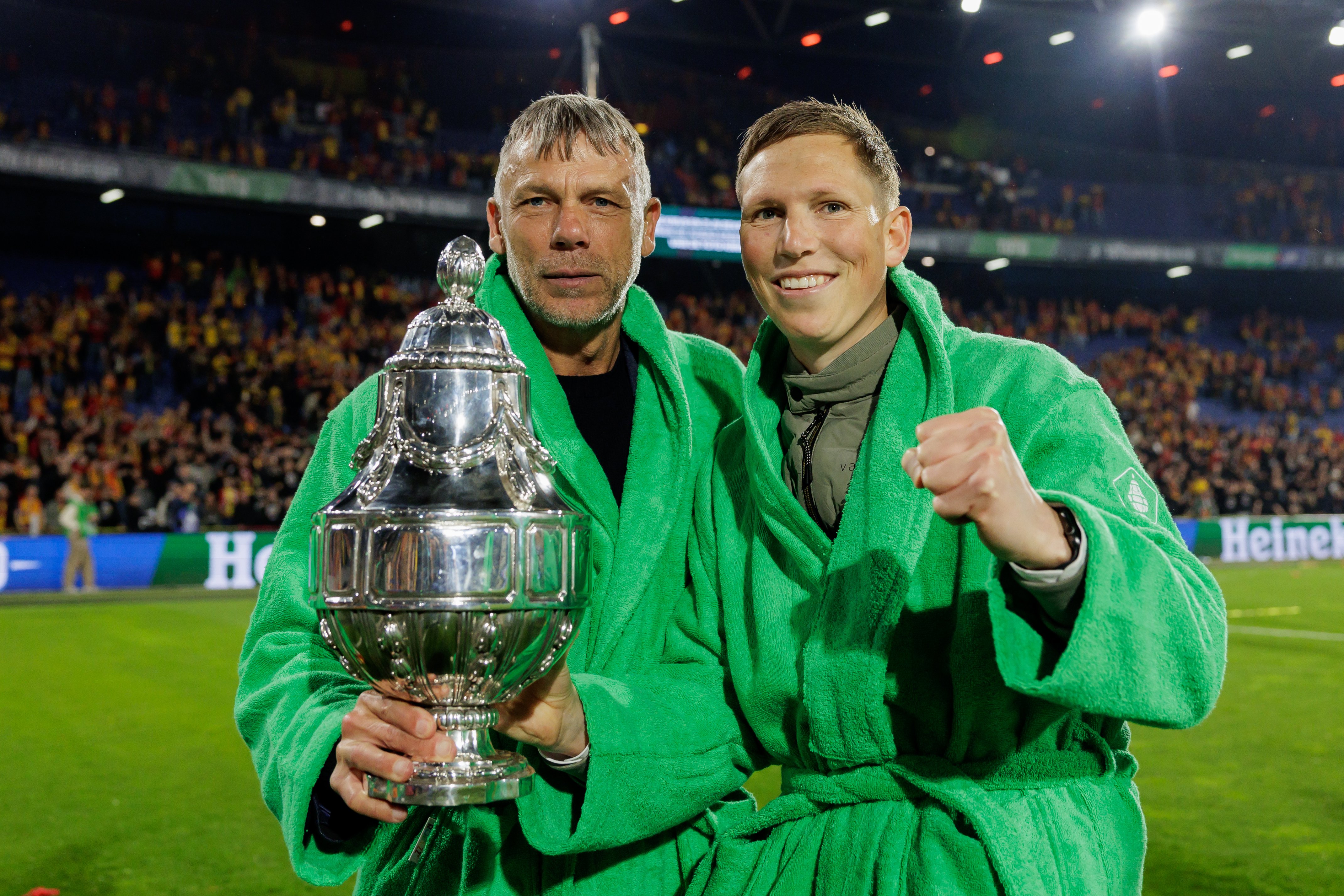 Tristan Berghuis viert de KNVB Beker-winst met Go Ahead Eagles, samen met zijn vader (links)