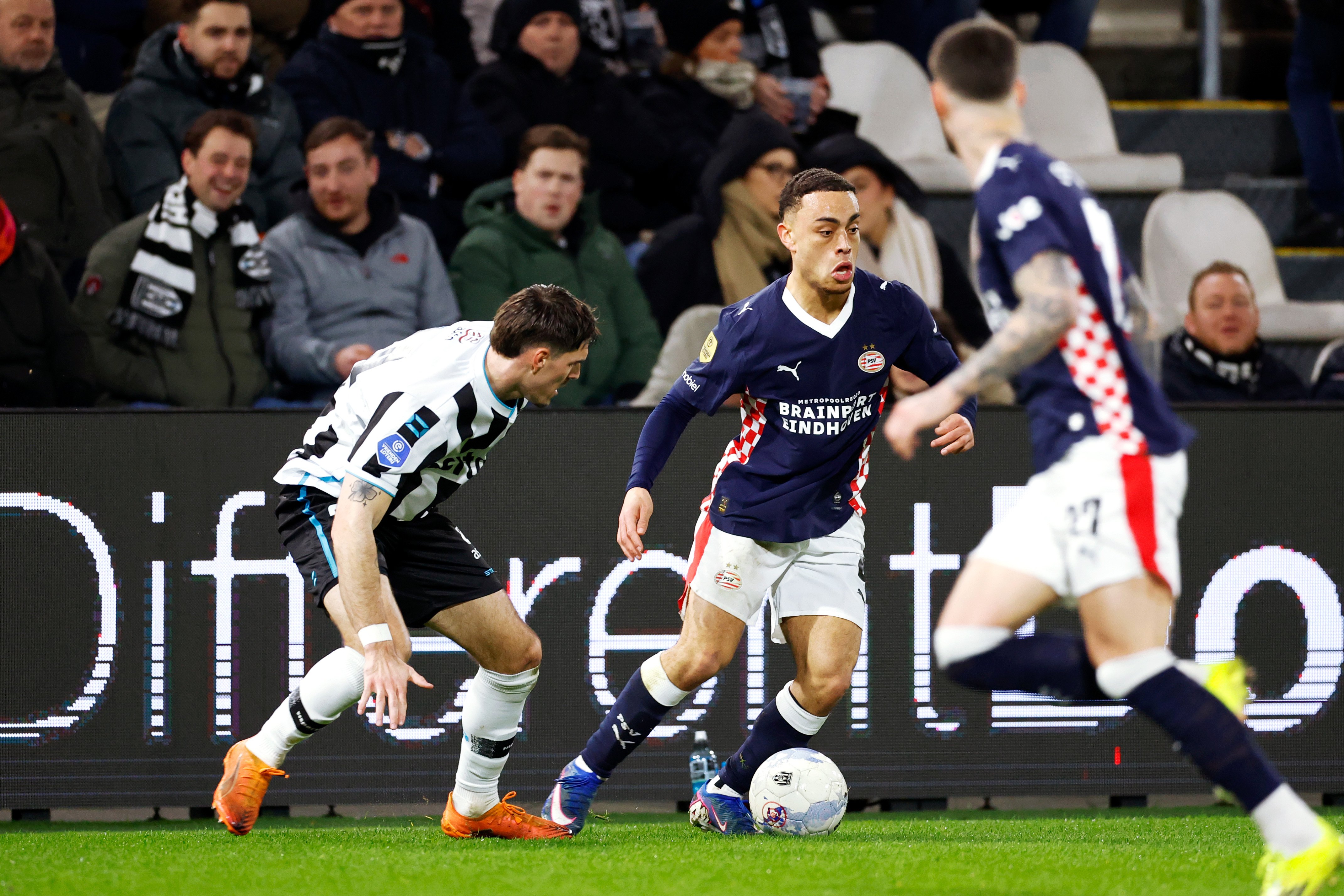 PSV walst met speels gemak over degradatiekandidaat 