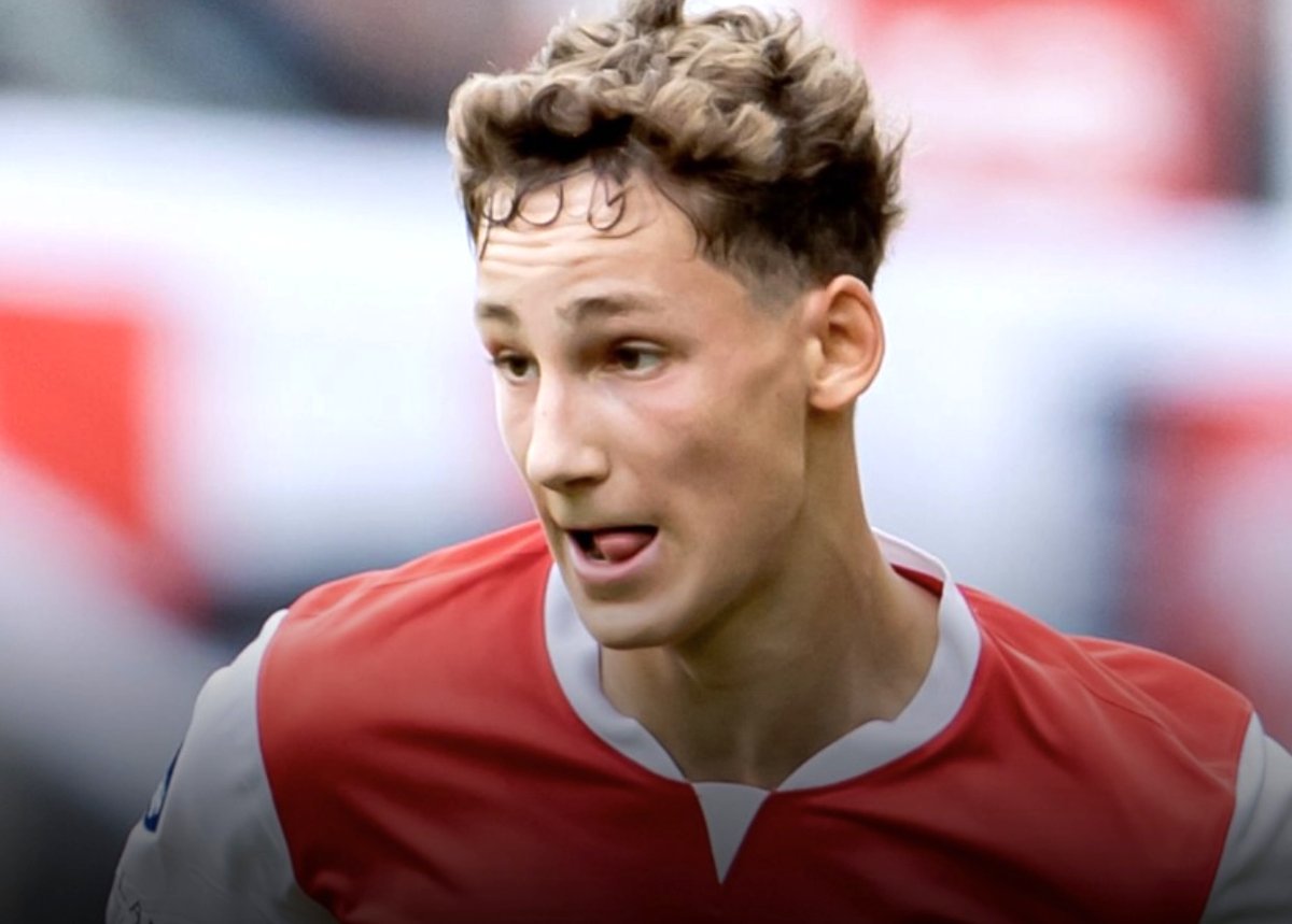 Ruben van Bommel zou volgens ingewijden afstand doen van zijn recht op een kwart van de transfersom. Daarmee wil hij zelf de onderhandelingen tussen AZ en PSV versnellen.