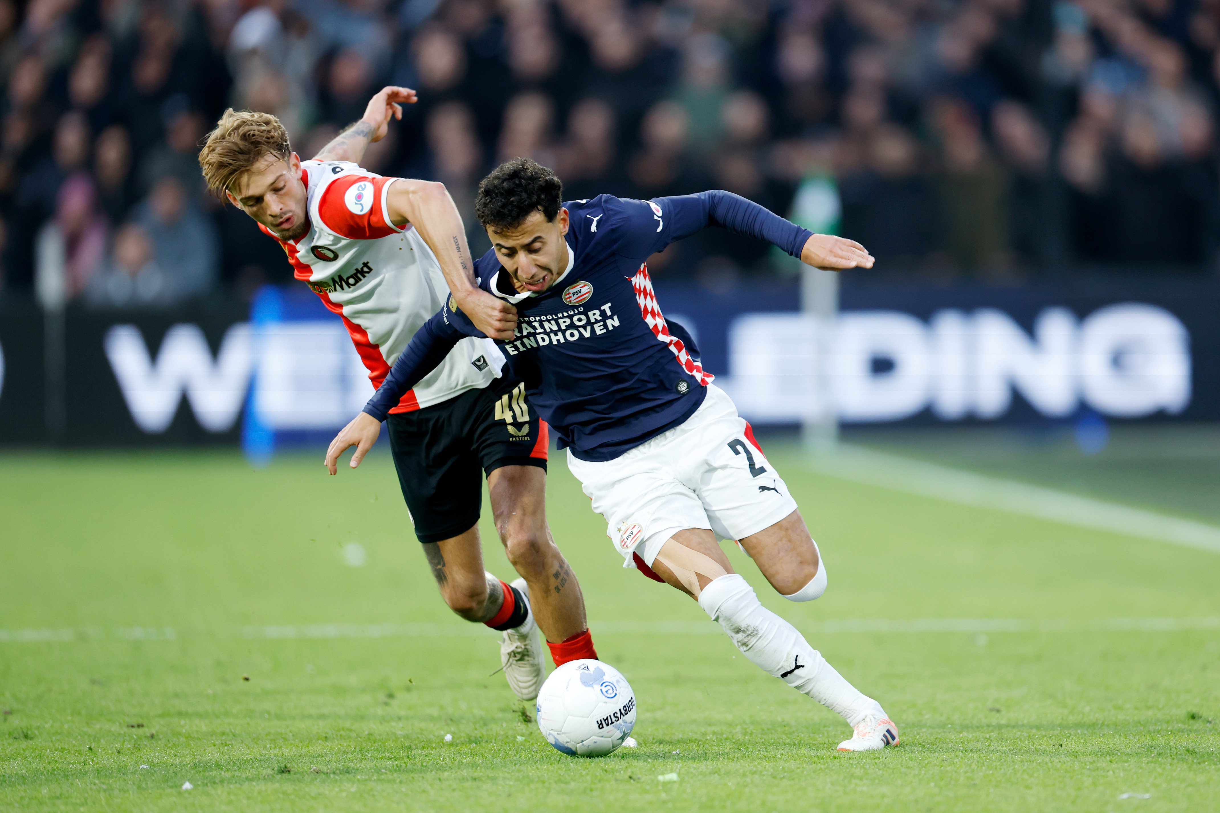 Luciano Valente van Feyenoord (links) in duel met Anass Salah Eddine van PSV