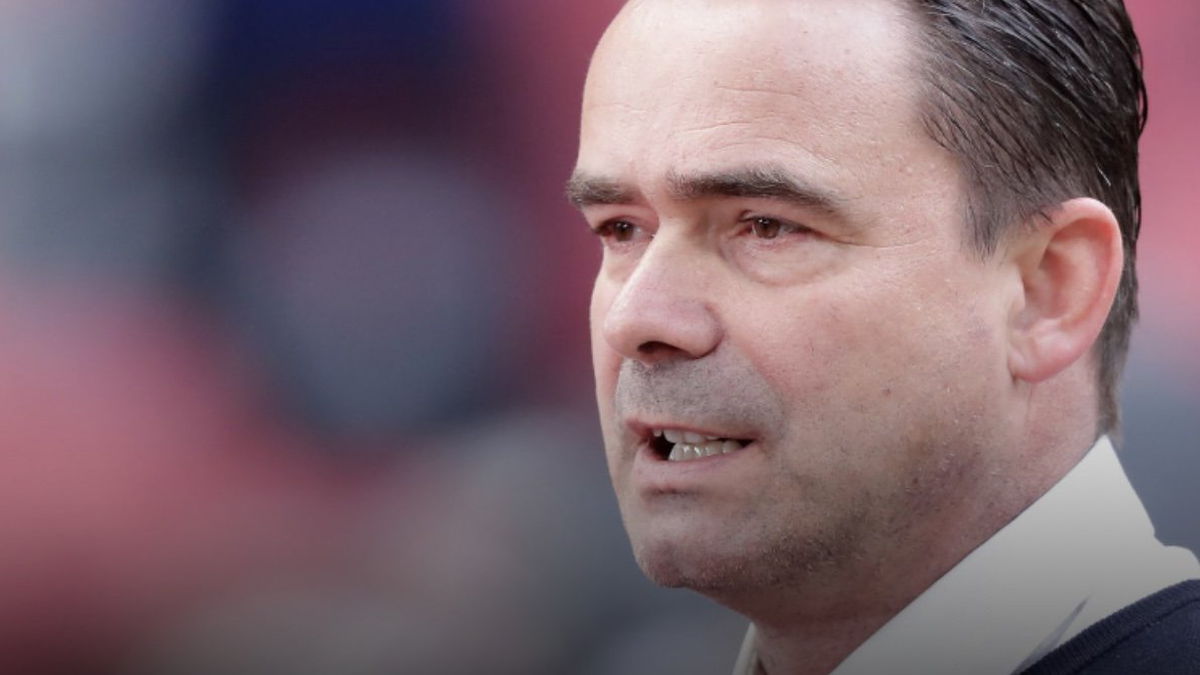 Marc Overmars op de tribune bij Royal Antwerp, waar hij opnieuw voor een Nederlandse hoofdtrainer kiest.