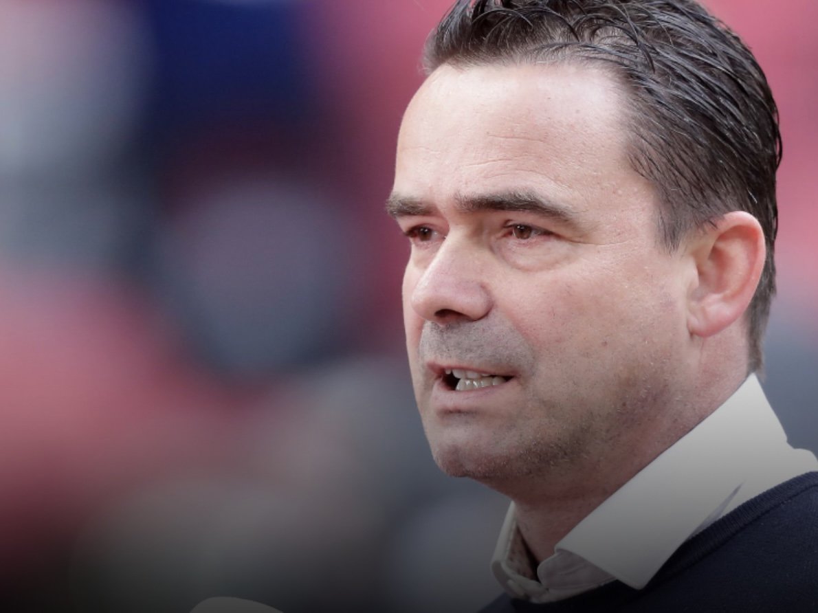 Marc Overmars op de tribune bij Royal Antwerp, waar hij opnieuw voor een Nederlandse hoofdtrainer kiest.