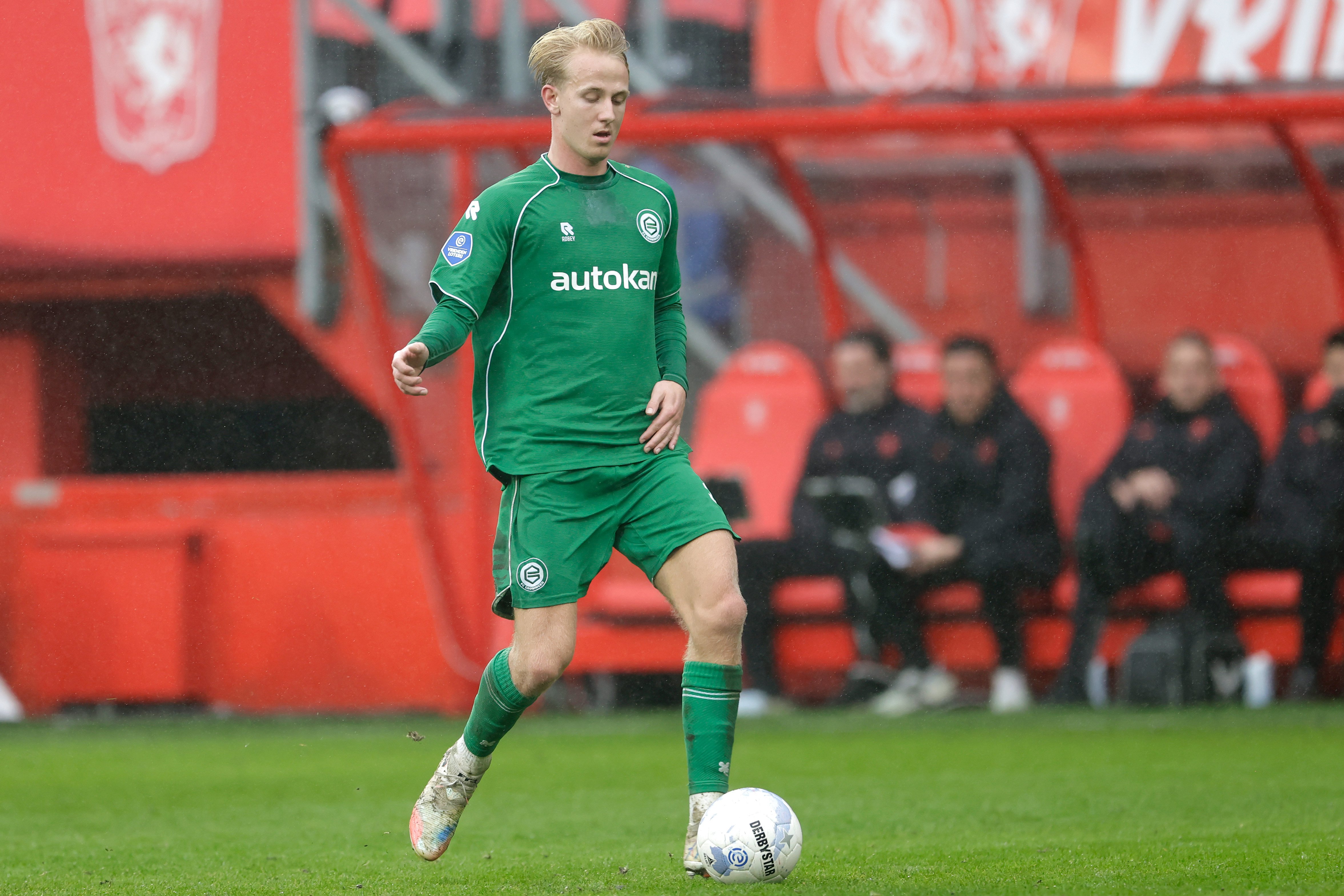 Thijmen Blokzijl in actie voor FC Groningen: op jonge leeftijd al vaste waarde in het hart van de defensie.