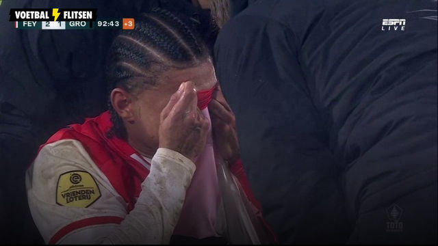 Feyenoord -speler Calvin Stengs verlaat huilend en per brancard geblesseerd het veld in de halve finale van de beker tegen FC Groningen