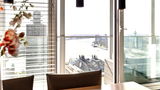 Uitzicht vanuit het luxe appartement van Steven Berghuis over de Maas en skyline van Rotterdam.