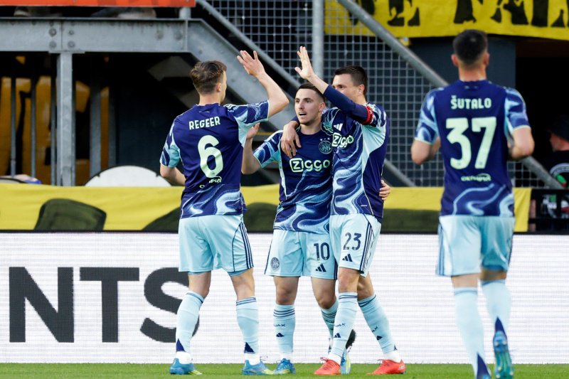 Oscar Gloukh viert de 0-1 met zijn teamgenoten