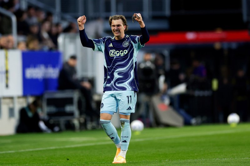 Mika Godts na zijn wondergoal tegen NAC Breda