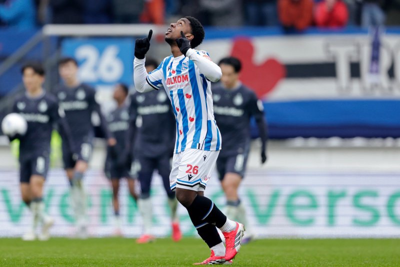 Van Axel Dongen viert zijn late gelijkmaker 