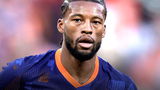 Georgino Wijnaldum in actie voor Oranje: sterspeler onder vuur in Paramaribo.